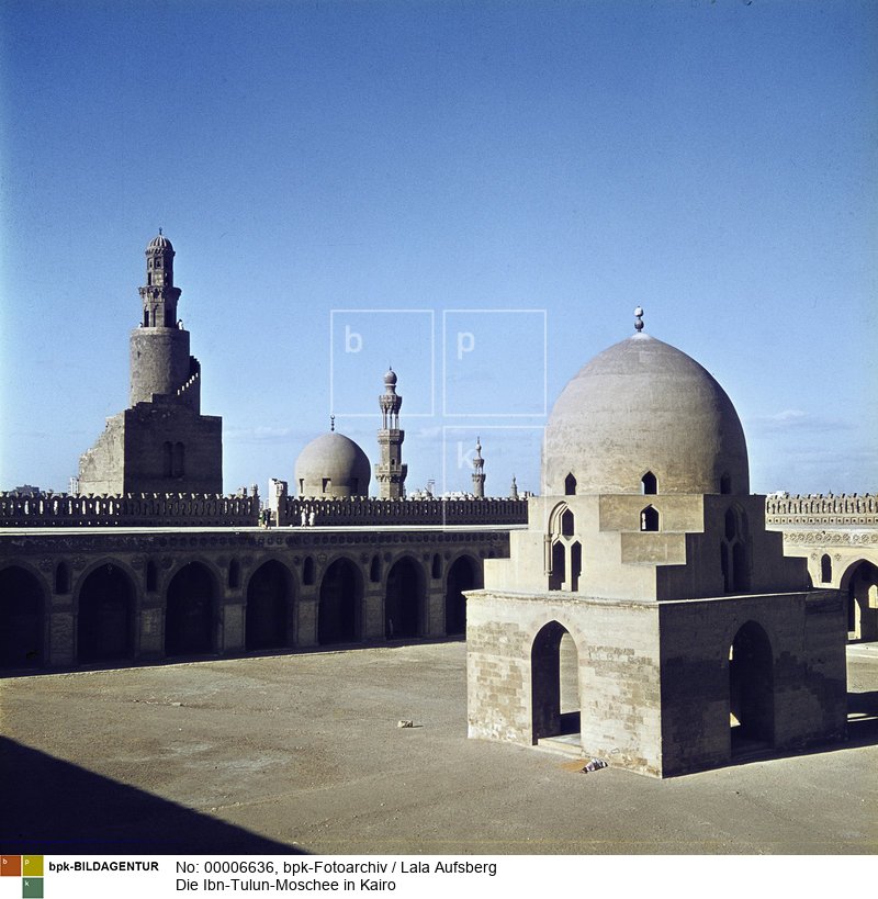 Innenhof und Minarett mit Außentreppe, rechts Kuppel und Minarett der Sarghat-Misch-Moschee.<BR>Aufnahmedatum: 1968<BR>Aufnahmeort: Kairo<BR>Systematik: <BR>Geographie / Afrika / Ägypten / Orte / Kairo / Moscheen / Ibn-Tulun