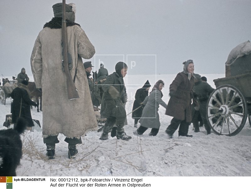 Flüchtlingstreck aus Zivilisten und deutschen Soldaten auf der Frischen Nehrung nach dem Überqueren des zugefrorenen Haffs.<BR>Aufnahmedatum: Januar/Februar 1945<BR>Material/Technik: Foto<BR>