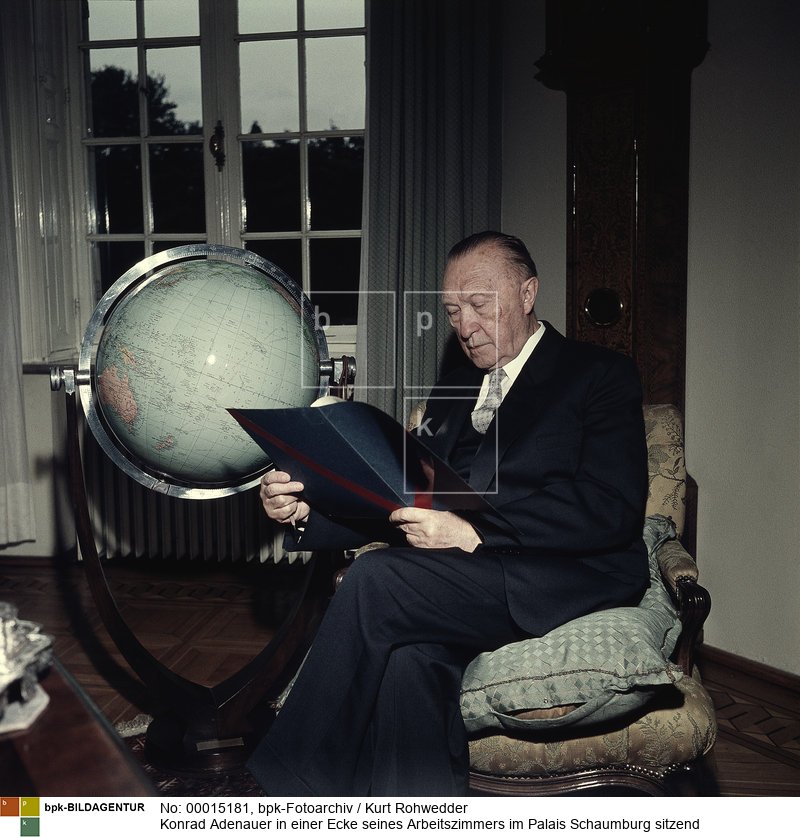 Person: Konrad Adenauer [05.01.1876 - 19.04.1967], Deutscher Politiker (Zentrum, CDU), Oberbürgermeister von Köln 1917-33, Bundeskanzler 1949-63<BR>Aufnahmedatum: Ende 1950er Jahre<BR>Material/Technik: Foto<BR>Aufnahmeort: Bonn<BR>Inventar-Nr.: Rw C007-07<BR>