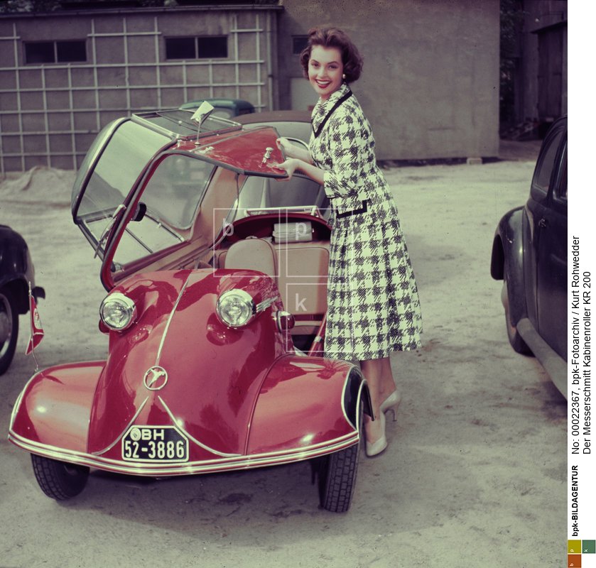 Fotograf: Kurt Rohwedder <BR> produziert von 1955 - 64. Hier mit der Schauspielerin Nadja Tiller. <BR> Aufnahmedatum: um 1957 <BR> Inventar-Nr.: Rw C083-02 <BR> Systematik:  <BR> Geschichte / Deutschland / 20. Jh. / Bundesrepublik Deutschland / Verkehr / Autoverkehr / Allgemeines