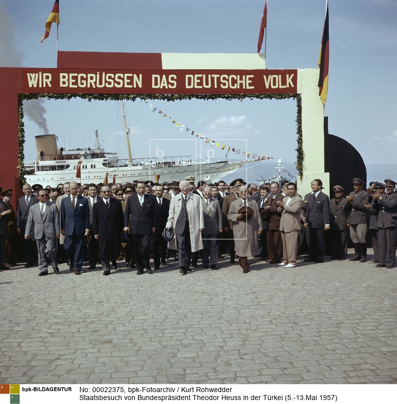 Heuss (Mitte) bei seiner Ankunft in Bursa<BR>Aufnahmedatum: Mai 1957<BR>Aufnahmeort: Bursa<BR>Inventar-Nr.: Rw C069-07<BR>Systematik: <BR>Geschichte / Deutschland / 20. Jh. / Bundesrepublik Deutschland / Außenpolitik / Europa / Türkei / Staatsbesuche in der Türkei