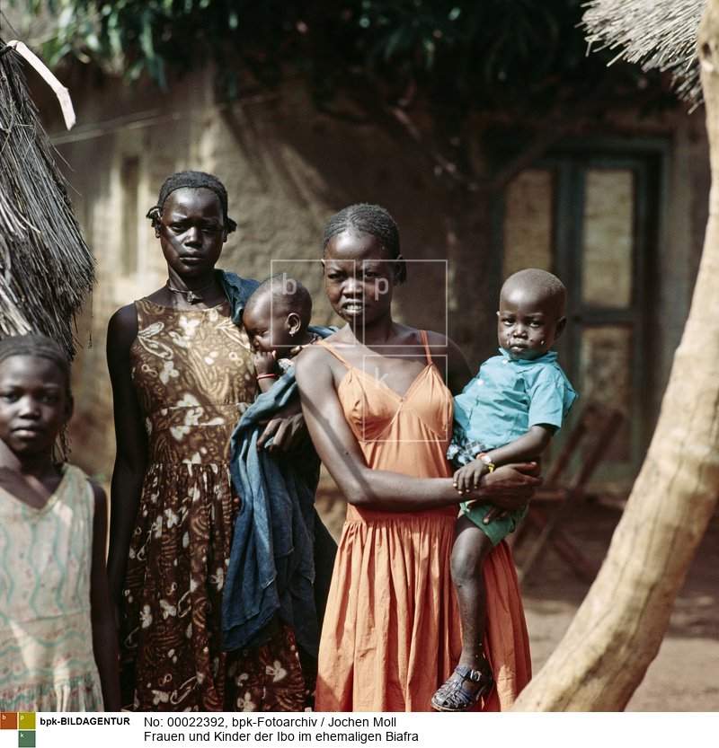 Fotograf: Jochen Moll <BR> Aufnahmedatum: 1972 <BR> Inventar-Nr.: Mo FA1023-01 <BR> Systematik:  <BR> Geographie / Afrika / Nigeria / Bevölkerung