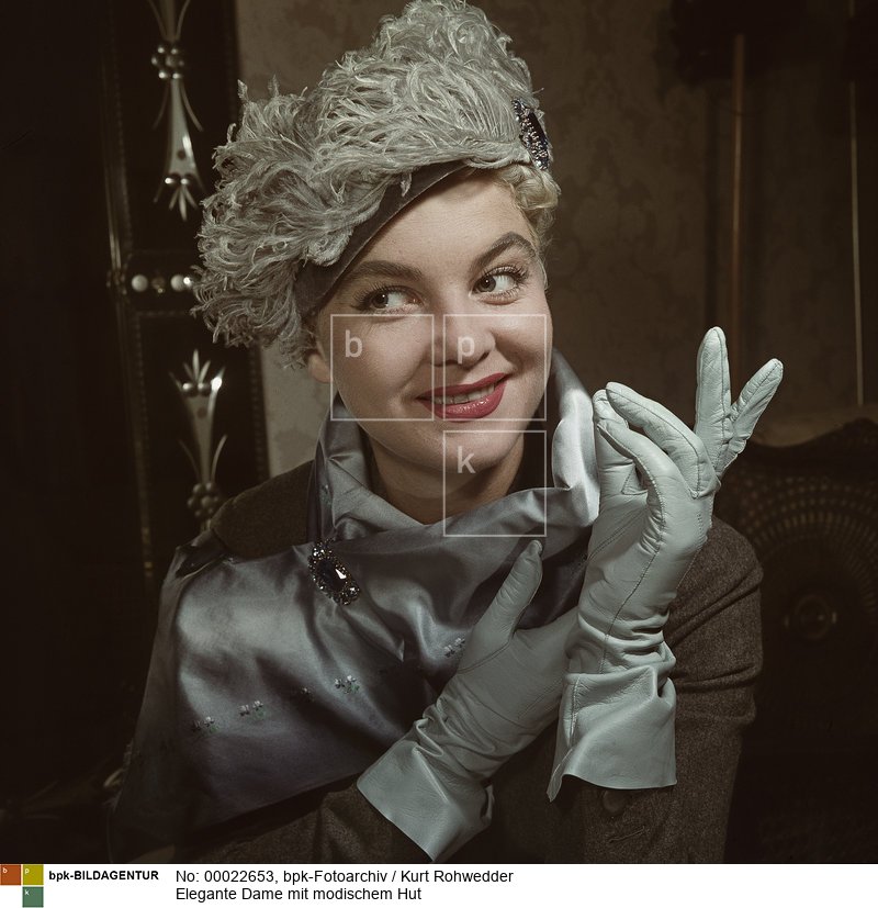 Fotograf: Kurt Rohwedder <BR> Aufnahmedatum: um 1960 <BR> Inventar-Nr.: Rw C082-04 <BR> Systematik:  <BR> Kulturgeschichte / Mode / Hüte / Damenhüte