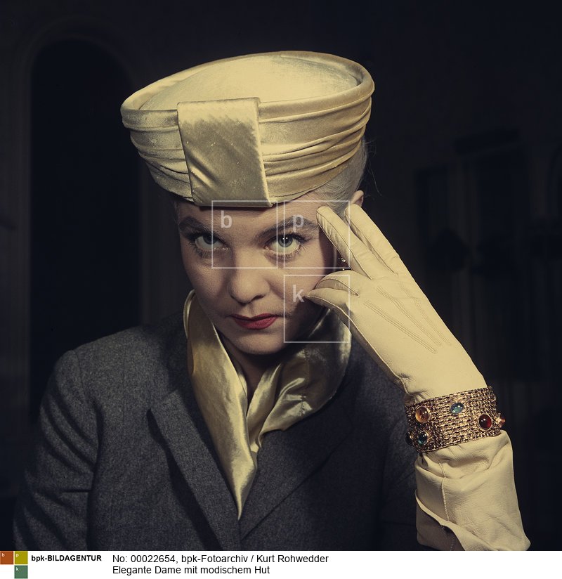 Fotograf: Kurt Rohwedder <BR> Aufnahmedatum: um 1960 <BR> Inventar-Nr.: Rw C082-06 <BR> Systematik:  <BR> Kulturgeschichte / Mode / Hüte / Damenhüte