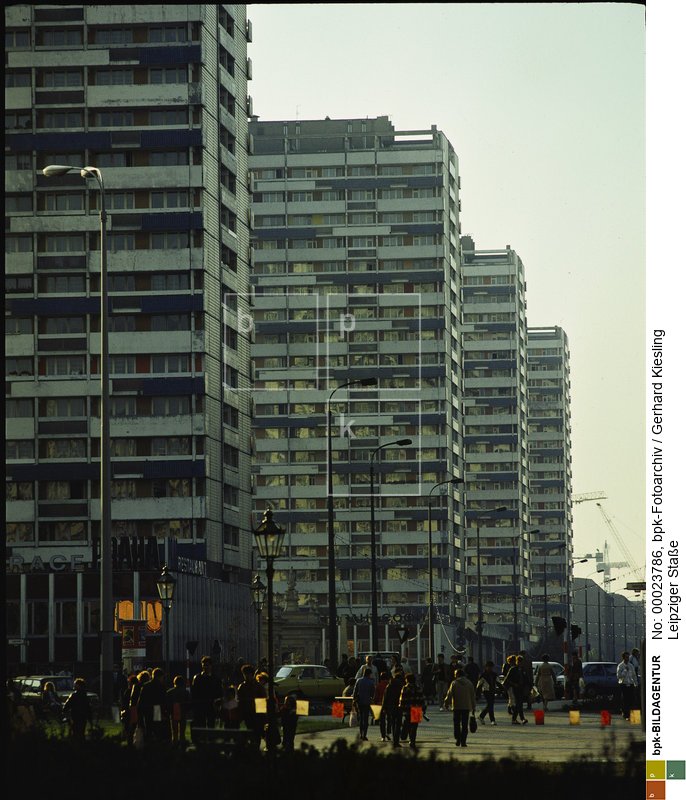 (nach dem ersten Hochhaus links die Spittel-Kolonnaden erkennbar)<BR>Aufnahmedatum: 1985<BR>Material/Technik: Foto<BR>Aufnahmeort: Berlin (Ost) / DDR<BR>Inventar-Nr.: Ks F545/15-01<BR>