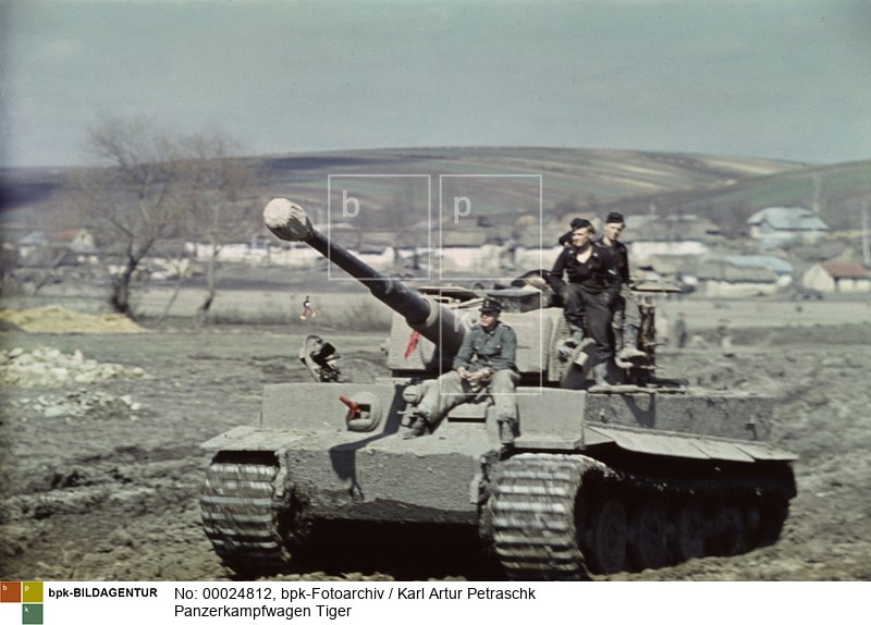 Aufnahmedatum: 1943/44<BR>Material/Technik: Foto<BR>Aufnahmeort: vermutlich Galizien, Generalgouvernement<BR>Inventar-Nr.: Pe F006-05<BR>