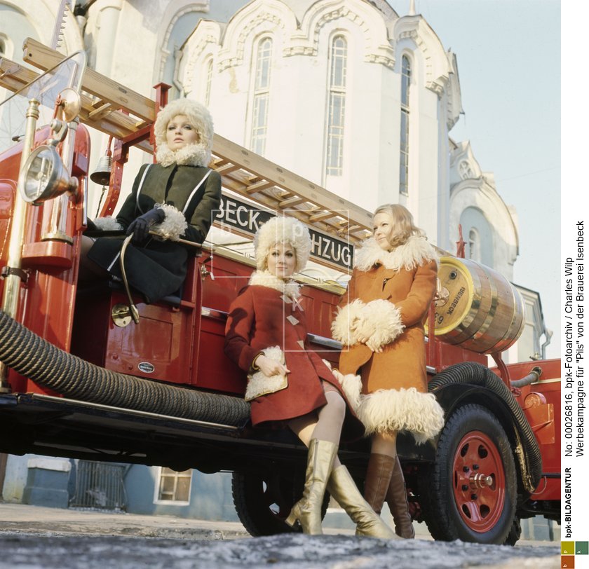 Models am Feuerwehrauto vor einer russischen Kirche in Moskau<BR>Aufnahmedatum: 1969<BR>Material/Technik: Foto<BR>Aufnahmeort: Moskau Russland<BR>