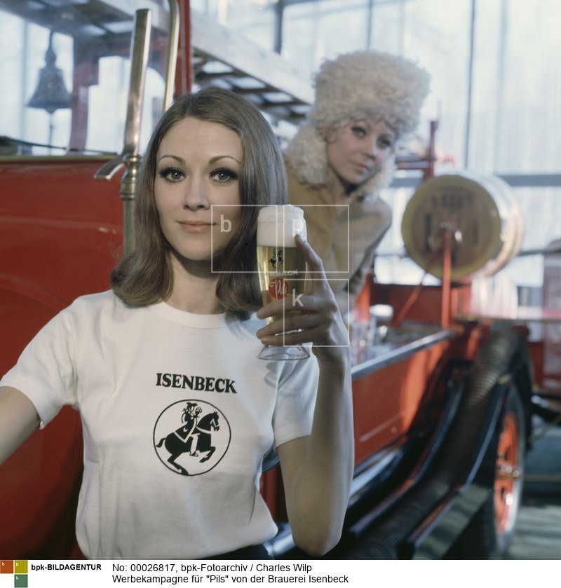 Models am Feuerwehrauto<BR>Aufnahmedatum: 1969<BR>Material/Technik: Foto<BR>Aufnahmeort: Moskau Russland<BR>