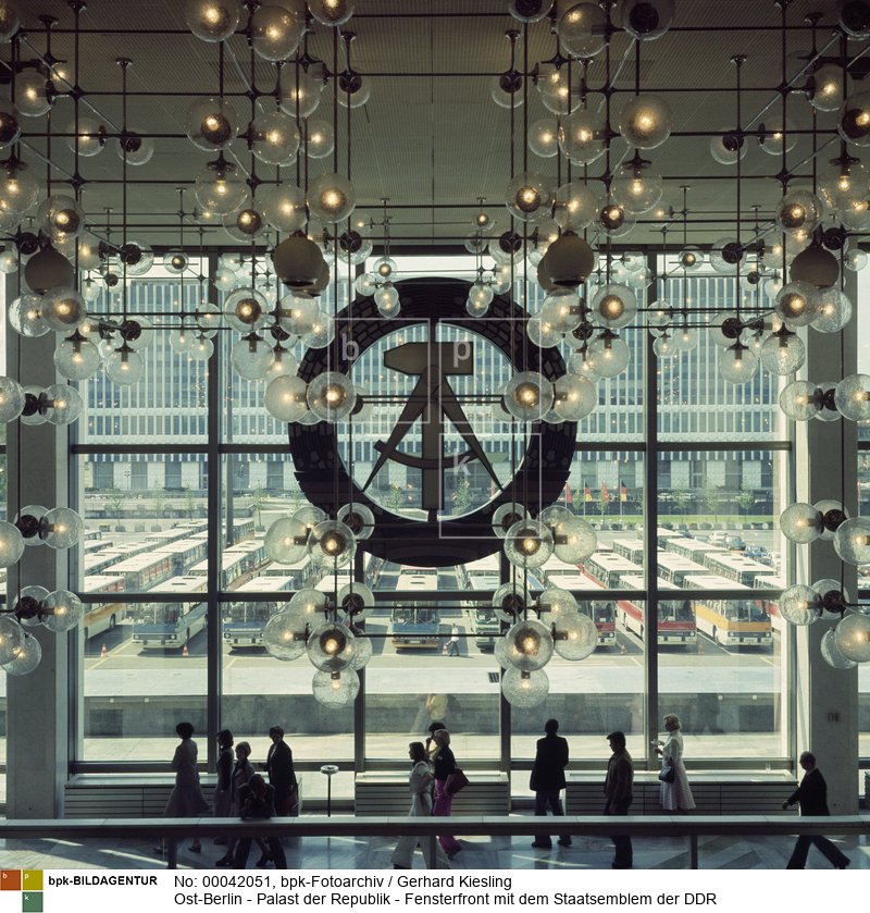 Aufnahmedatum: 1970er Jahre<BR>Material/Technik: Foto<BR>Aufnahmeort: Berlin (Ost) / DDR<BR>Inventar-Nr.: Ks F0160-01<BR>