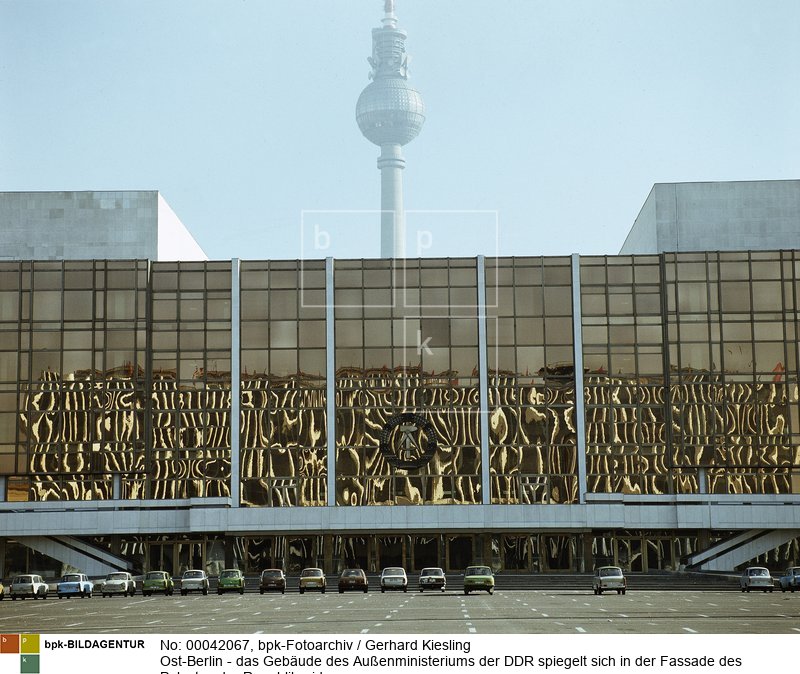 Im Hintergrund - der Fernsehturm<BR>Aufnahmedatum: o. J.<BR>Aufnahmeort: Berlin (Ost)<BR>Inventar-Nr.: Ks F0170-08<BR>Systematik: <BR>Geografie / Europa / Deutschland / Orte / Berlin / Gebäude für Kultur und Bildung / Kommunikationszentren / Palast der Republik