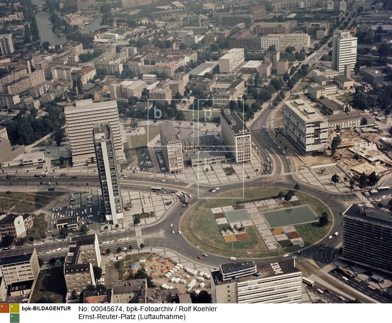 unten links die Hardenbergstraße, dann im Uhrzeigersinn Bismarckstraße, Otto-Suhr-Allee, Marchstraße, Straße des 17.Juni<BR>Aufnahmedatum: 03.08.1967<BR>Aufnahmeort: Berlin (West)<BR>Inventar-Nr.: Kl CLu01310<BR>Systematik: <BR>Geografie / Europa / Deutschland / Orte / Berlin / Plätze / C-G