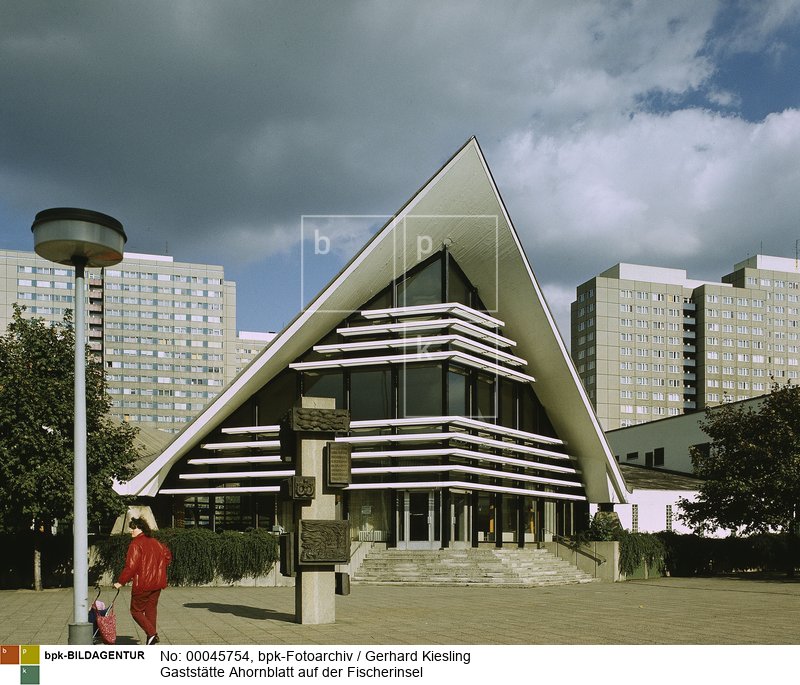 Aufnahmedatum: 1986<BR>Aufnahmeort: Berlin (Ost)<BR>Inventar-Nr.: Ks F0546/2-03<BR>Systematik: <BR>Geografie / Europa / Deutschland / Orte / Berlin / Gaststätten / Cafés / allgemein