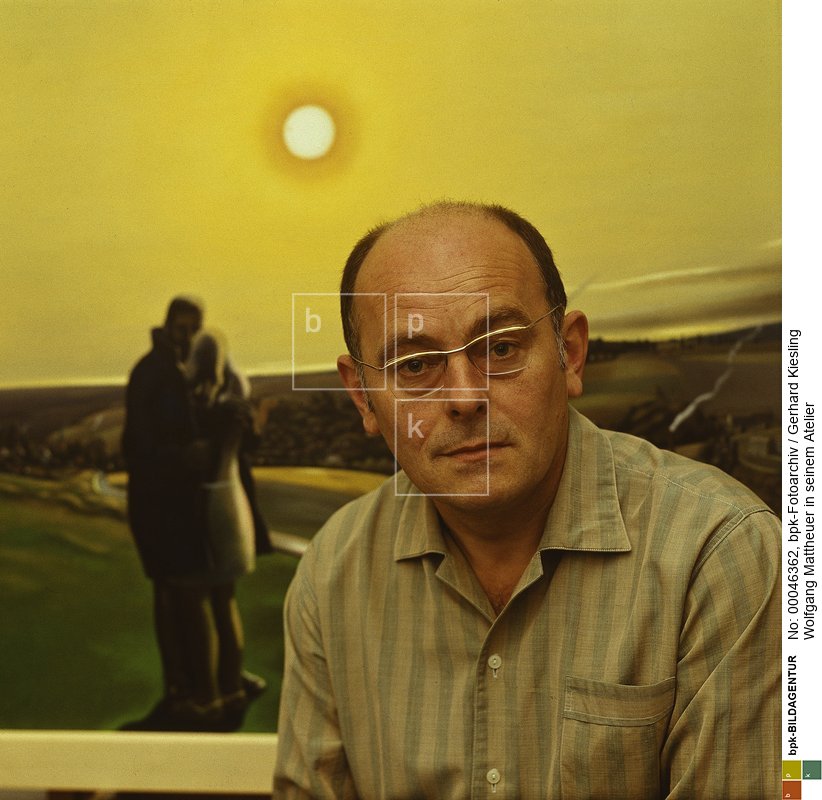 im Hintergrund das Gemälde "Das vogtländische Liebespaar"<BR>Person: Wolfgang Mattheuer [07.04.1927 - 07.04.2004], Deutscher Maler, Grafiker und Bildhauer<BR>Aufnahmedatum: um 1968<BR>Material/Technik: Foto<BR>Aufnahmeort: Berlin (Ost) / DDR<BR>Inventar-Nr.: Ks F0054-01<BR>