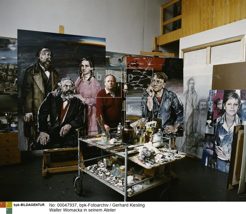 rechts das Gemälde "Erika Steinführer"<BR>Person: Walter Womacka [22.12.1925 - 18.09.2010], Deutscher Maler<BR>Aufnahmedatum: 1983<BR>Material/Technik: Foto<BR>Aufnahmeort: Berlin (Ost) / DDR<BR>Inventar-Nr.: Ks F/Ordner5/4-7<BR>