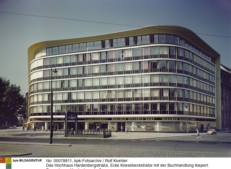 Fotograf: Rolf Koehler <BR> (Architekt: Paul Schwebes; erbaut 1955/56 ) <BR> Aufnahmedatum: 1956 <BR> Aufnahmeort: Berlin (West) <BR> Inventar-Nr.: Kl BC163-04 <BR> Systematik:  <BR> Geographie / Europa / Deutschland / Orte / Berlin / Wirtschaft / Handel / Einzelhandel / allgemein