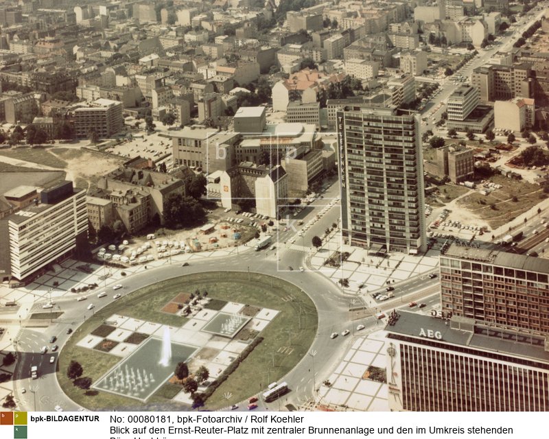 Fotograf: Rolf Koehler <BR> Mitte rechts im Bild: das Telefunken-Hochhaus zwischen abgehender Bismarckstraße und Otto-Suhr-Allee; links: (an abgehender Hardenbergstraße) das IBM-Hochhaus; vorn rechts AEG <BR> Aufnahmedatum: 05.08.1967 <BR> Aufnahmeort: Berlin (West) <BR> Inventar-Nr.: Kl CM 1133 <BR> Systematik:  <BR> Geographie / Europa / Deutschland / Orte / Berlin / Plätze / C-G