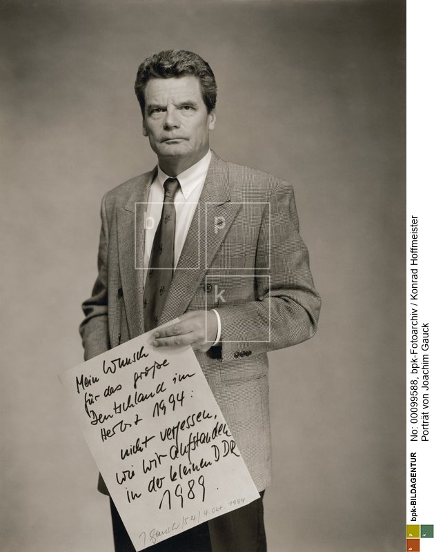 Aus der Serie "Ansichten zu Deutschland".
Konrad Hoffmeister bat zwischen 1990 und 1996 190 Menschen, Prominente wie Nichtprominente, in sein Atelier, um sie mit einer historischen Kamera im Negativformat 30 x 40 cm zu porträtieren. Dabei bat er sie auch um eine kurze Stellungnahme auf einer Schrifttafel zu ihrer Ansicht zu Deutschland, bzw. ihrer Situation im wiedervereinigten Deutschland.<BR>Aufnahmedatum: 04.10.1994<BR>Material/Technik: Foto<BR>Aufnahmeort: Berlin<BR>Inventar-Nr.: Hf SD211<BR>