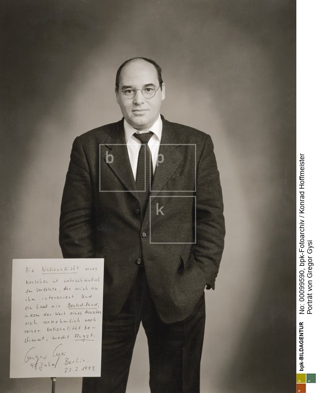 Aus der Serie "Ansichten zu Deutschland".
Konrad Hoffmeister bat zwischen 1990 und 1996 190 Menschen, Prominente wie Nichtprominente, in sein Atelier, um sie mit einer historischen Kamera im Negativformat 30 x 40 cm zu porträtieren. Dabei bat er sie auch um eine kurze Stellungnahme auf einer Schrifttafel zu ihrer Ansicht zu Deutschland, bzw. ihrer Situation im wiedervereinigten Deutschland.<BR>Aufnahmedatum: 22.02.1993<BR>Material/Technik: Foto<BR>Aufnahmeort: Berlin<BR>Inventar-Nr.: Hf SD130<BR>