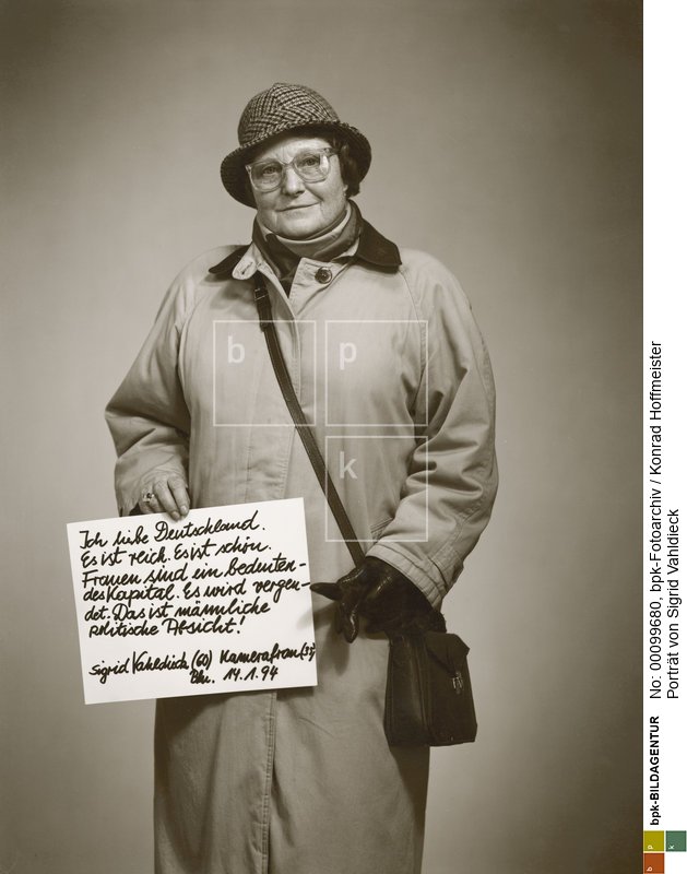 Aus der Serie "Ansichten zu Deutschland".
Konrad Hoffmeister bat zwischen 1990 und 1996 190 Menschen, Prominente wie Nichtprominente, in sein Atelier, um sie mit einer historischen Kamera im Negativformat 30 x 40 cm zu porträtieren. Dabei bat er sie auch um eine kurze Stellungnahme auf einer Schrifttafel zu ihrer Ansicht zu Deutschland, bzw. ihrer Situation im wiedervereinigten Deutschland.<BR>Aufnahmedatum: 14.01.1994<BR>Material/Technik: Foto<BR>Aufnahmeort: Berlin<BR>Inventar-Nr.: Hf SD171<BR>