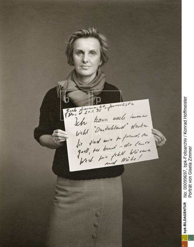 Aus der Serie "Ansichten zu Deutschland".
Konrad Hoffmeister bat zwischen 1990 und 1996 190 Menschen, Prominente wie Nichtprominente, in sein Atelier, um sie mit einer historischen Kamera im Negativformat 30 x 40 cm zu porträtieren. Dabei bat er sie auch um eine kurze Stellungnahme auf einer Schrifttafel zu ihrer Ansicht zu Deutschland, bzw. ihrer Situation im wiedervereinigten Deutschland.<BR>Aufnahmedatum: 21.02.1995<BR>Material/Technik: Foto<BR>Aufnahmeort: Berlin<BR>Inventar-Nr.: Hf SD231<BR>