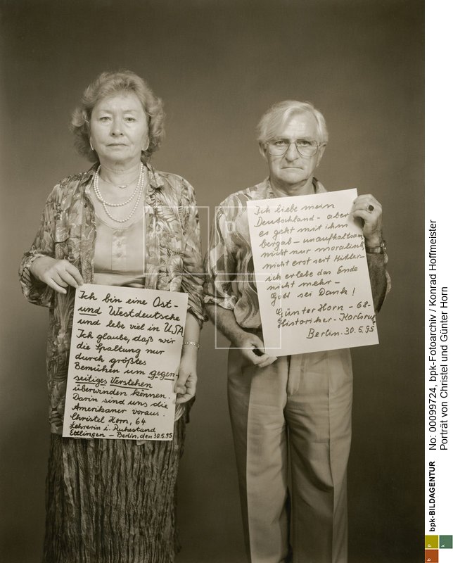 Aus der Serie "Ansichten zu Deutschland".
Konrad Hoffmeister bat zwischen 1990 und 1996 190 Menschen, Prominente wie Nichtprominente, in sein Atelier, um sie mit einer historischen Kamera im Negativformat 30 x 40 cm zu porträtieren. Dabei bat er sie auch um eine kurze Stellungnahme auf einer Schrifttafel zu ihrer Ansicht zu Deutschland, bzw. ihrer Situation im wiedervereinigten Deutschland.<BR>Aufnahmedatum: 30.05.1995<BR>Material/Technik: Foto<BR>Aufnahmeort: Berlin<BR>Inventar-Nr.: Hf SD248<BR>