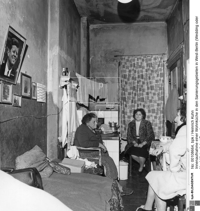 An der Wand ein Porträt des amerikanischen Präsidenten John F. Kennedy, Aufnahme aus einer Dokumentation im Auftrag des Berliner Senats<BR>Aufnahmedatum: um 1963<BR>Material/Technik: Foto<BR>Aufnahmeort: West-Berlin / BRD<BR>