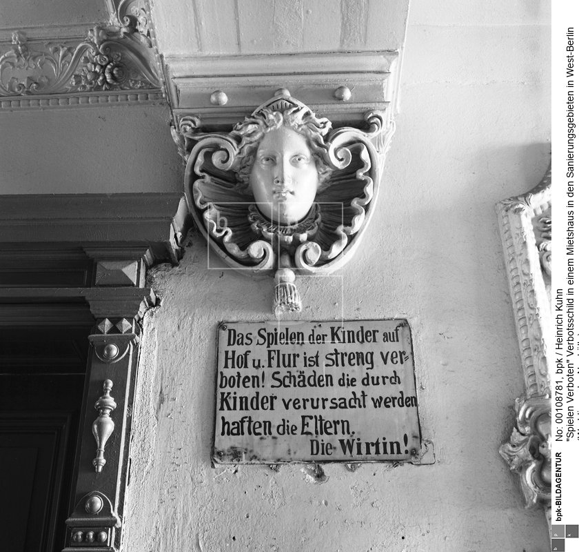 Text: "Das Spielen der Kinder auf Hof u. Flur ist streng verboten! Schäden die durch Kinder verursacht werden haften die Eltern. Die Wirtin!"
 
 Aufnahme aus einer Dokumentation im Auftrag des Berliner Senats<BR>Aufnahmedatum: um 1963<BR>Material/Technik: Foto<BR>