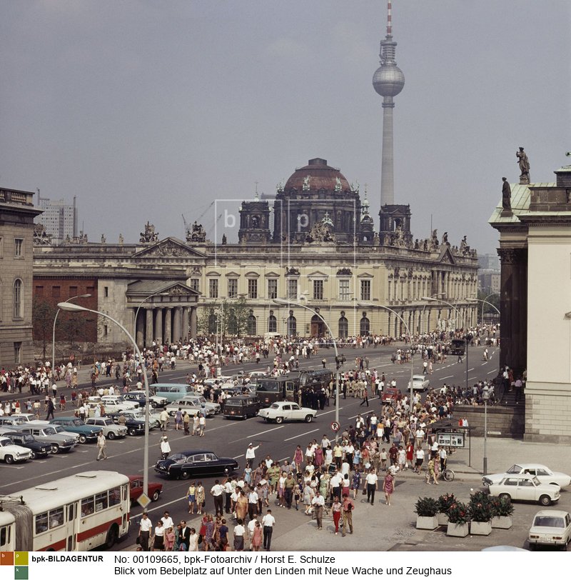 Im Hintergrund die Kuppel des Doms und der Fernsehturm auf dem Alexanderplatz<BR>Aufnahmedatum: 1970er Jahre<BR>Material/Technik: Foto<BR>Aufnahmeort: Berlin(Ost) / DDR<BR>