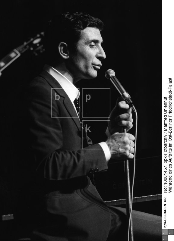 Motiv:1/2<BR>Gilbert Bécaud [1927 - 2001], Französischer Chansonsänger und Komponist<BR>Aufnahmedatum: 1.3.1967<BR>Aufnahmeort: Berlin<BR>Systematik: <BR>Personen / Sänger / Bécaud / Porträts