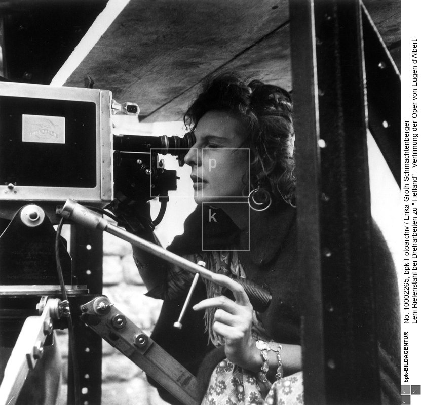 Regie und Hauptrolle: Leni Riefenstahl (Uraufführung 1954). Die Dreharbeiten fanden von September bis November 1940 im Alpendorf Krün bei Mittenwald statt. Als Komparsen wurden Sinti und Roma aus den Zwangslagern Maxglan bei Salzburg sowie Berlin-Marzahn eingesetzt.<BR>Person: Leni Riefenstahl [22.08.1902 - 08.09.2003], deutsche Filmregisseurin, Schauspielerin, Drehbuchautorin und Fotografin <BR>Aufnahmedatum: September 1940<BR>Material/Technik: Foto<BR>Aufnahmeort: Mittenwald<BR>Inventar-Nr.: GS T06-09<BR>