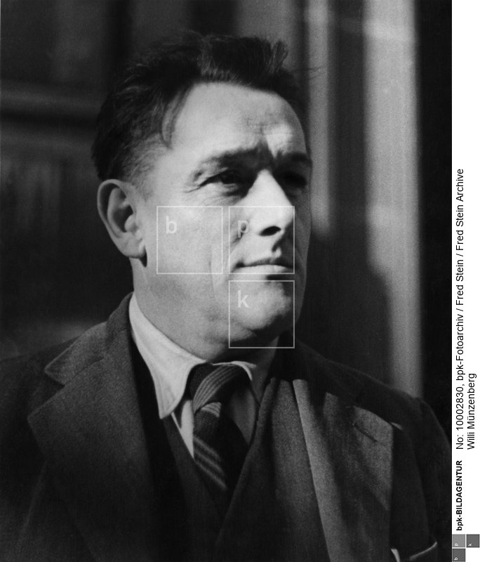 Person: Willi Münzenberg [14.08.1889 - 06.1940], deutscher Politiker, Verleger und Filmproduzent<BR>Aufnahmedatum: 1936<BR>Material/Technik: Foto / Silbergelatine auf Barytpapier<BR>25,3 x 20,6 cm<BR>Aufnahmeort: Paris<BR>