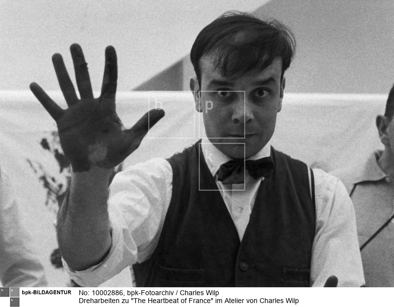 "The Heartbeat of France" (1961), Regie: Peter Morley ; Performance Yves Klein "Anthropométries"<BR>Person: Yves Klein [1928 - 1962], Französischer Maler, Bildhauer und Aktionskünstler<BR>Aufnahmedatum: Februar 1961<BR>Material/Technik: Foto<BR>Aufnahmeort: Düsseldorf<BR>Inventar-Nr.: CW 5880/9<BR>