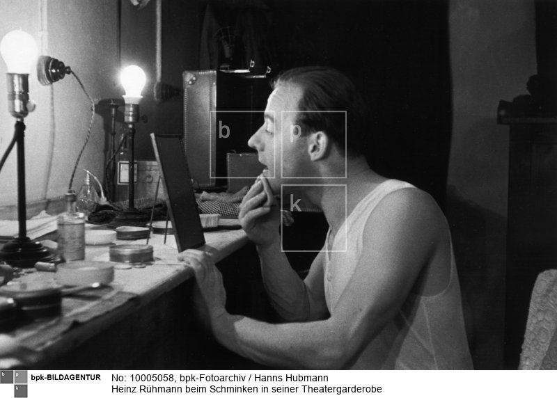 Person: Heinz Rühmann [07.03.1902 - 03.10.1994], Deutscher Schauspieler<BR>Aufnahmedatum: 1932<BR>Material/Technik: Foto<BR>Aufnahmeort: München<BR>Inventar-Nr.: Hu BB0448-33<BR>