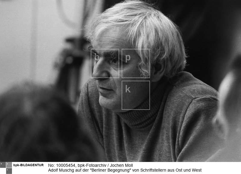 Adolf Muschg, Schweizer Schriftsteller und Literaturwissenschaftler<BR>Aufnahmedatum: Dezember 1981<BR>Aufnahmeort: Berlin (Ost)<BR>Inventar-Nr.: Mo 1461-10<BR>Systematik: <BR>Personen / Schriftsteller / deutschsprachige / Muschg / Porträts