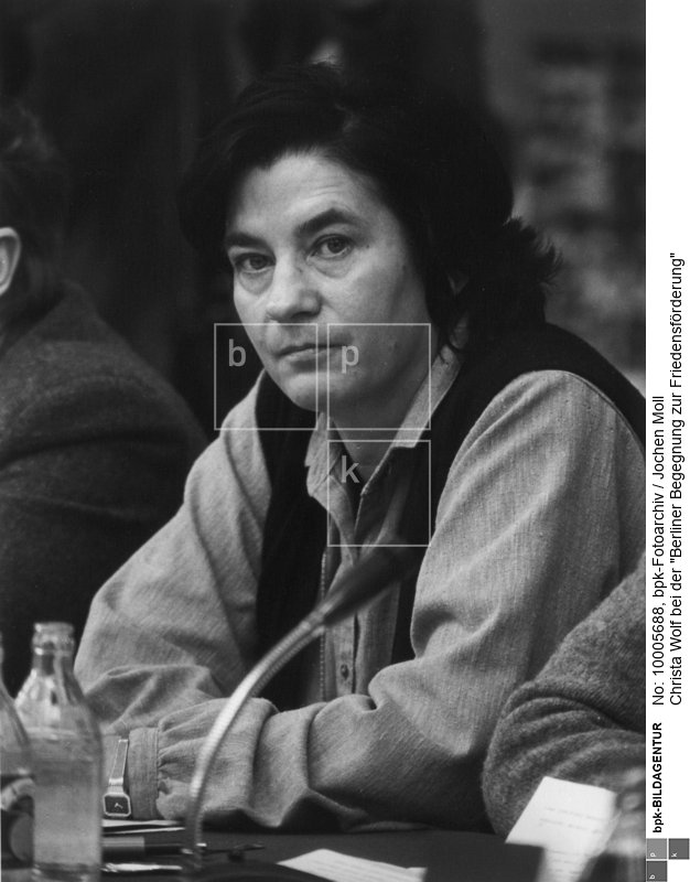 Veranstaltung auf Einladung von Stephan Hermlin und der Ostberliner Akademie der Künste in Ostberlin.<BR>Christa Wolf [1929 -], Deutsche Schriftstellerin<BR>Aufnahmedatum: Dezember 1981<BR>Inventar-Nr.: Mo 1460/26a<BR>Systematik: <BR>Personen / Schriftstellerinnen / Wolf / Porträts