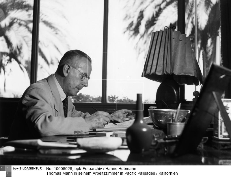 Person: Thomas Mann [06.06.1875 - 12.08.1955], deutscher Schriftsteller; Nobelpreisträger (1929 für Literatur) <BR>Aufnahmedatum: 1951<BR>Material/Technik: Foto<BR>Aufnahmeort: Los Angeles, Kalifornien / USA<BR>Inventar-Nr.: Hu FV-79<BR>