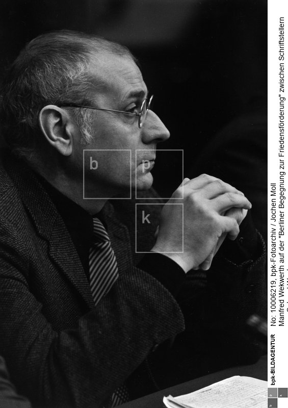 Manfred Wekwerth, Deutscher Theaterregisseur; 1982-90 Präsident der Ost-Berliner Akademie der Künste<BR>Aufnahmedatum: Dezember 1981<BR>Aufnahmeort: Berlin (Ost)<BR>Inventar-Nr.: Mo 1458-21<BR>Systematik: <BR>Personen / Regisseure / Wekwerth / Porträts