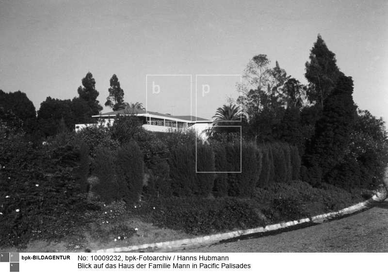 Person: Thomas Mann [06.06.1875 - 12.08.1955], deutscher Schriftsteller; Nobelpreisträger (1929 für Literatur) <BR>Aufnahmedatum: 1951<BR>Material/Technik: Foto<BR>Aufnahmeort: Los Angeles Kalifornien USA<BR>Inventar-Nr.: Hu 05303a-38<BR>