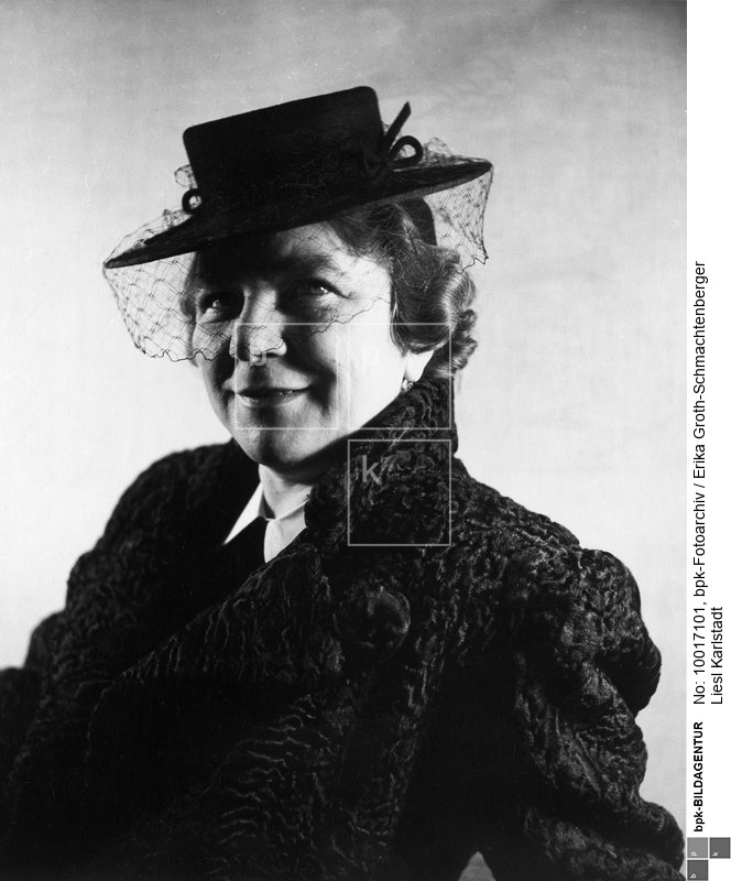 Fotograf: Erika Groth-Schmachtenberger <BR> Liesl Karlstadt [12.12.1892 - 27.7.1960], Deutsche Volksschauspielerin, Komikerin <BR> Aufnahmedatum: 1942 <BR> Inventar-Nr.: GS A073 <BR> Systematik:  <BR> Personen / Schauspielerinnen / Karlstadt / Porträts