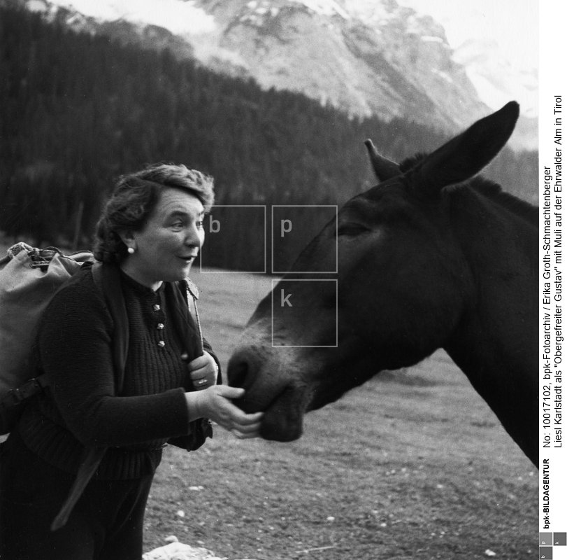 Fotograf: Erika Groth-Schmachtenberger <BR> Liesl Karlstadt [12.12.1892 - 27.7.1960], Deutsche Volksschauspielerin, Komikerin <BR> Aufnahmedatum: 1941 <BR> Aufnahmeort: Tirol <BR> Inventar-Nr.: GS A074 <BR> Systematik:  <BR> Personen / Schauspielerinnen / Karlstadt / Porträts