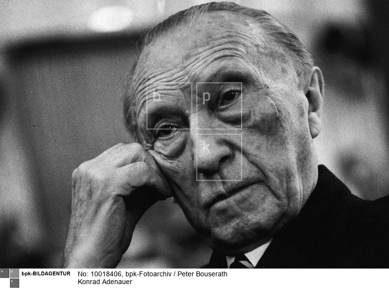 auf der 11. Bundestagung der CDA vom 10.-11.07.1965<BR>Person: Konrad Adenauer [05.01.1876 - 19.04.1967], Deutscher Politiker (Zentrum, CDU), Oberbürgermeister von Köln 1917-33, Bundeskanzler 1949-63<BR>Aufnahmedatum: Juli 1965<BR>Material/Technik: Foto<BR>