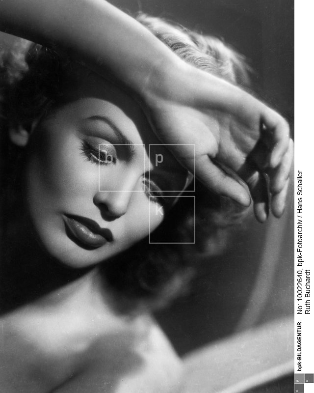 Fotograf: Hans Schaller <BR> Ruth Buchardt [ - 1999], Deutsche Schauspielerin <BR> Aufnahmedatum: um 1940 <BR> Systematik:  <BR> Personen / Schauspielerinnen / Buchardt / Porträts