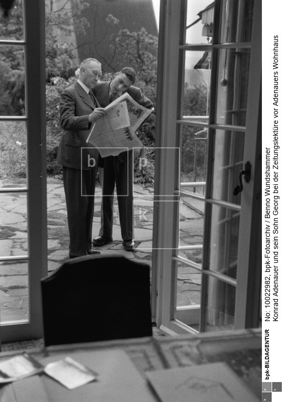 Person: Konrad Adenauer [05.01.1876 - 19.04.1967], Deutscher Politiker (Zentrum, CDU), Oberbürgermeister von Köln 1917-33, Bundeskanzler 1949-63<BR>Aufnahmedatum: Sommer 1949<BR>Material/Technik: Foto<BR>Aufnahmeort: Rhöndorf<BR>Inventar-Nr.: Wu 49/14/01-3.R., 1.v.r.<BR>