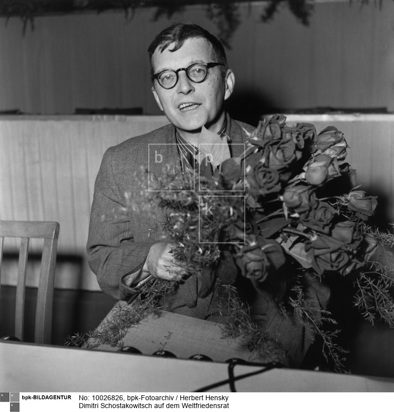 Fotograf: Herbert Hensky <BR> Dmitri Dmitrijewitsch Schostakowitsch [25.9.1906 - 9.8.1975], Sowjetrussischer Komponist <BR> Aufnahmedatum: Mai 1954 <BR> Aufnahmeort: Berlin (Ost) <BR> Inventar-Nr.: Hy 0650/1638-05 <BR> Systematik:  <BR> Personen / Musiker / Schostakowitsch / Porträts