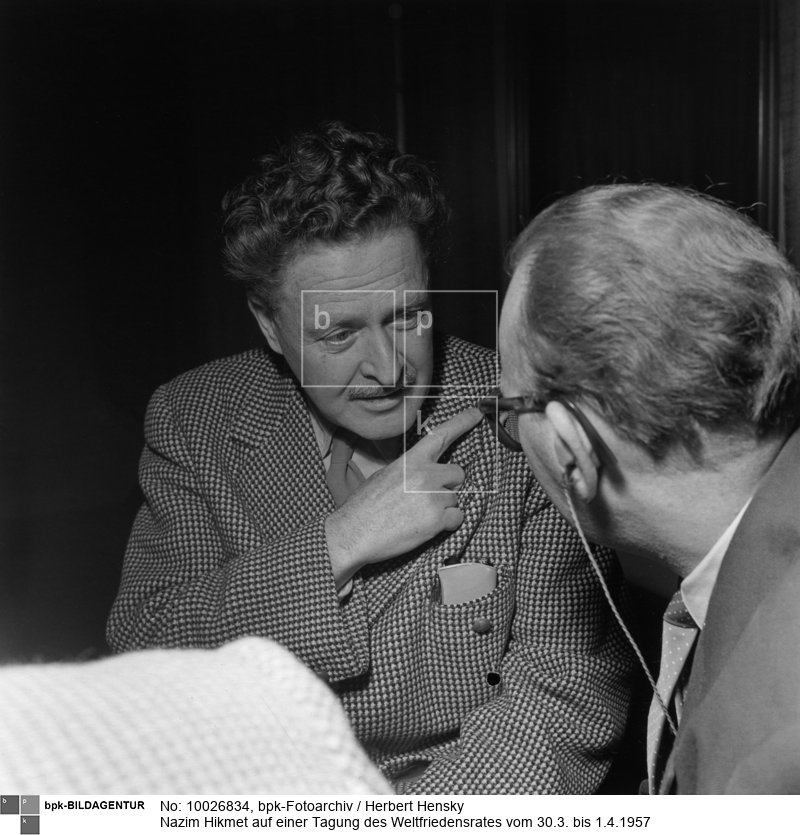 Fotograf: Herbert Hensky <BR> Nazim Hikmet [1902 - 1963], Türkischer Schriftsteller und Lyriker <BR> Aufnahmedatum: 1957 <BR> Aufnahmeort: Berlin (Ost) <BR> Inventar-Nr.: Hy 0814/2521-08 <BR> Systematik:  <BR> Personen / Schriftsteller / Türkei / Hikmet / Porträts