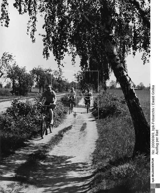 Fotograf: Ewald Gnilka <BR> Aufnahmedatum: um 1935 <BR> Systematik:  <BR> Kulturgeschichte / Fahrrad / Radfahrer