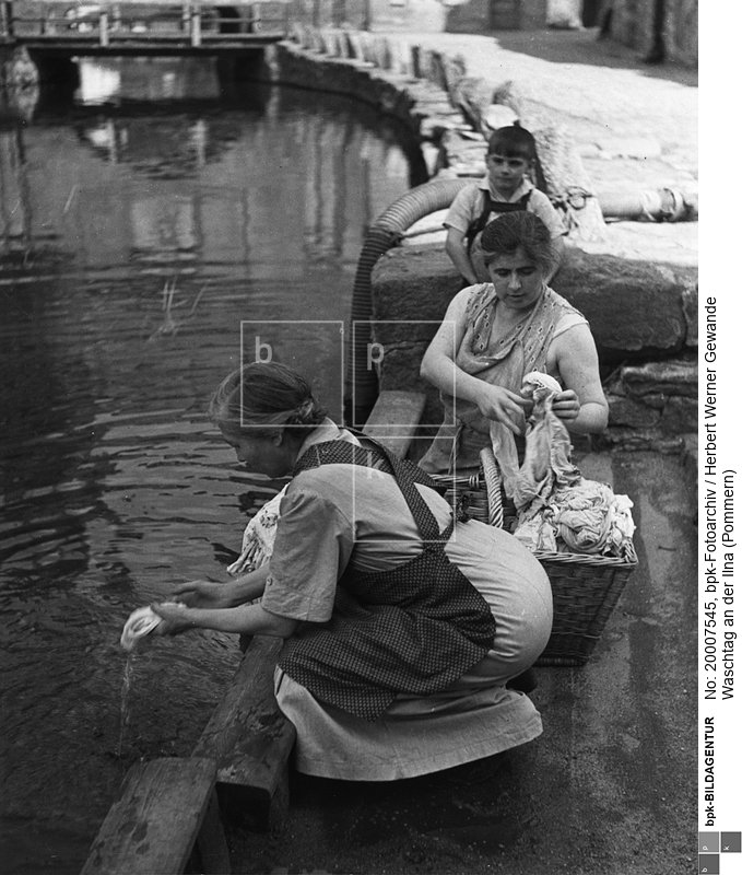 <BR>Aufnahmedatum: 1936<BR>Aufnahmeort: Pommern<BR>Inventar-Nr.: Gw<BR>Systematik: <BR>Kulturgeschichte / Frauenleben / Wäschepflege / 20.Jh.