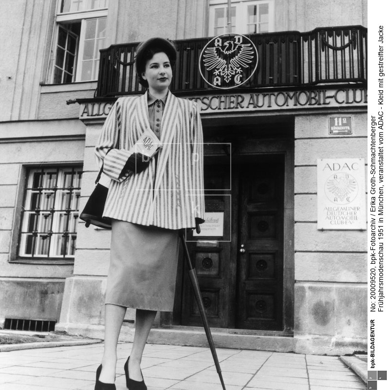 Fotograf: Erika Groth-Schmachtenberger <BR> Motiv 1 von 8 <BR> Aufnahmedatum: 1951 <BR> Aufnahmeort: München <BR> Inventar-Nr.: GS A016 <BR> Systematik:  <BR> Kulturgeschichte / Mode / 1950 - 1959 / allgemein
