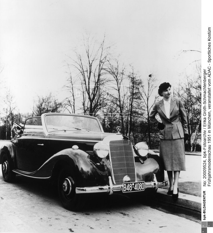 Fotograf: Erika Groth-Schmachtenberger <BR> Motiv 5 von 8 <BR> Aufnahmedatum: 1951 <BR> Aufnahmeort: München <BR> Inventar-Nr.: GS A020 <BR> Systematik:  <BR> Kulturgeschichte / Mode / 1950 - 1959 / allgemein