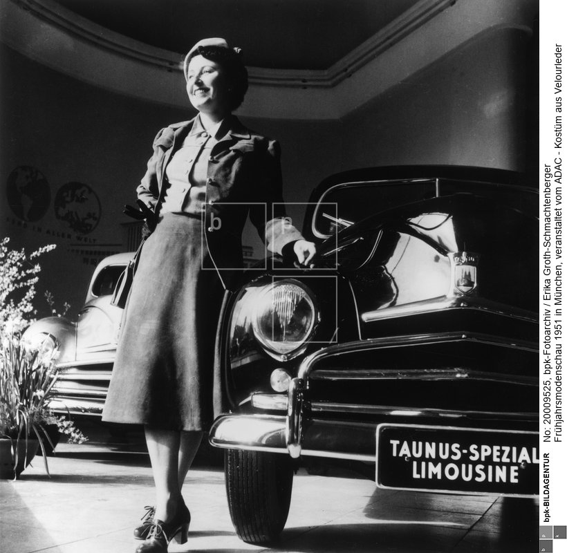 Fotograf: Erika Groth-Schmachtenberger <BR> Motiv 6 von 8 <BR> Aufnahmedatum: 1951 <BR> Aufnahmeort: München <BR> Inventar-Nr.: GS A021 <BR> Systematik:  <BR> Kulturgeschichte / Mode / 1950 - 1959 / allgemein